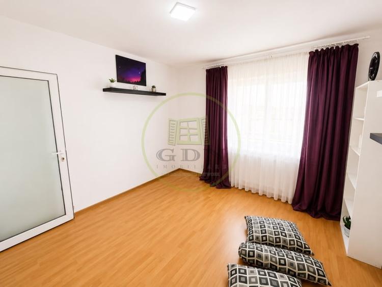 Apartament cu 4 camere semidecomandat, mobilat în Băneasa