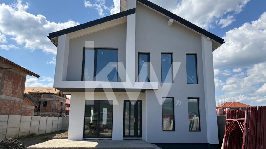 Casă individuală cu 4 camere cu Canalizare în Cristian