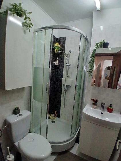 Apartament cu 4 camere decomandat, mobilat în Apărătorii Patriei