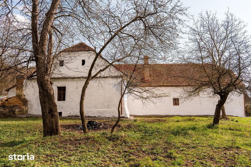 Casă cu 5 camere cu Teren 6000 Mp în Ozun