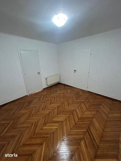 Apartament cu 5 camere în Dămăroaia