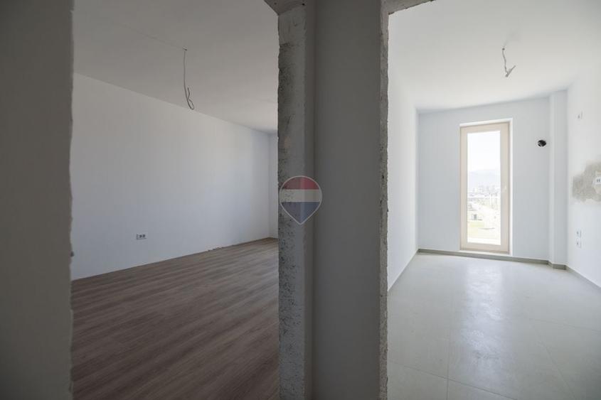 Apartament cu 3 camere decomandat în Tractorul