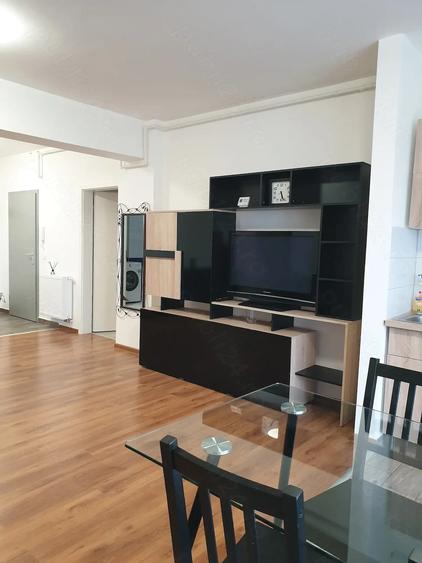 Apartament cu 3 camere decomandat în Tractorul