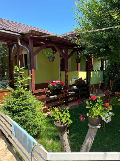 Casă cu 4 camere în Schitu