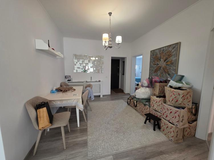 Apartament cu 4 camere semidecomandat, mobilat în Universitate