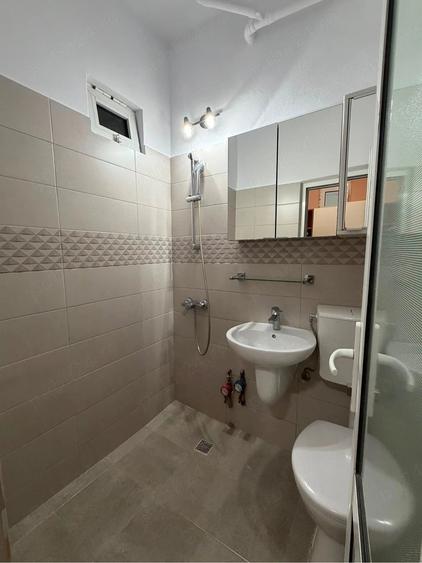 Garsonieră decomandată în Troianu