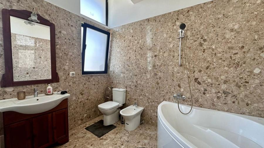 Apartament cu 7 camere decomandat, mobilat în Bucureștii Noi