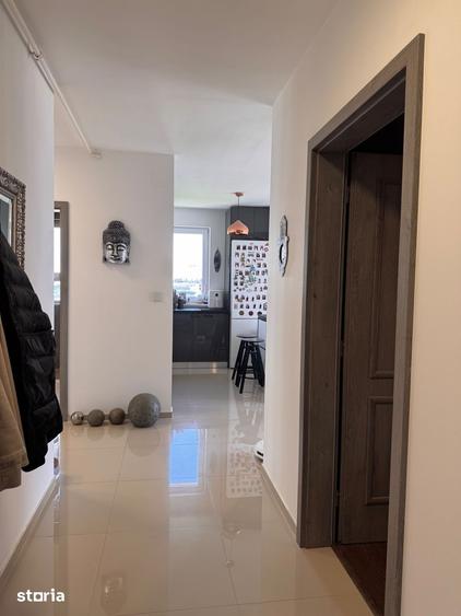 Apartament cu 2 camere, mobilat în Est