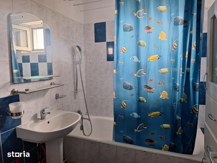 Apartament cu 3 camere semidecomandat în Crângași