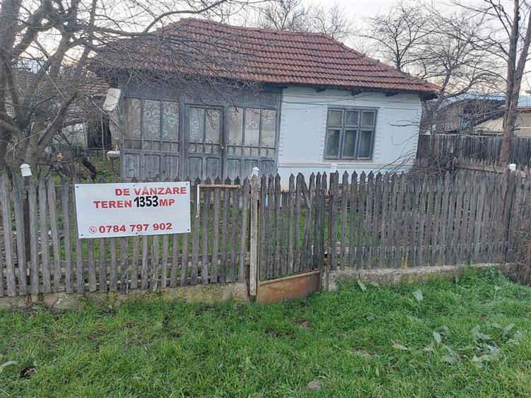 Teren intravilan de 1353 mp, în Beceni