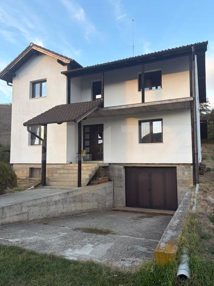 Casă individuală cu 5 camere cu Garaj în Șard