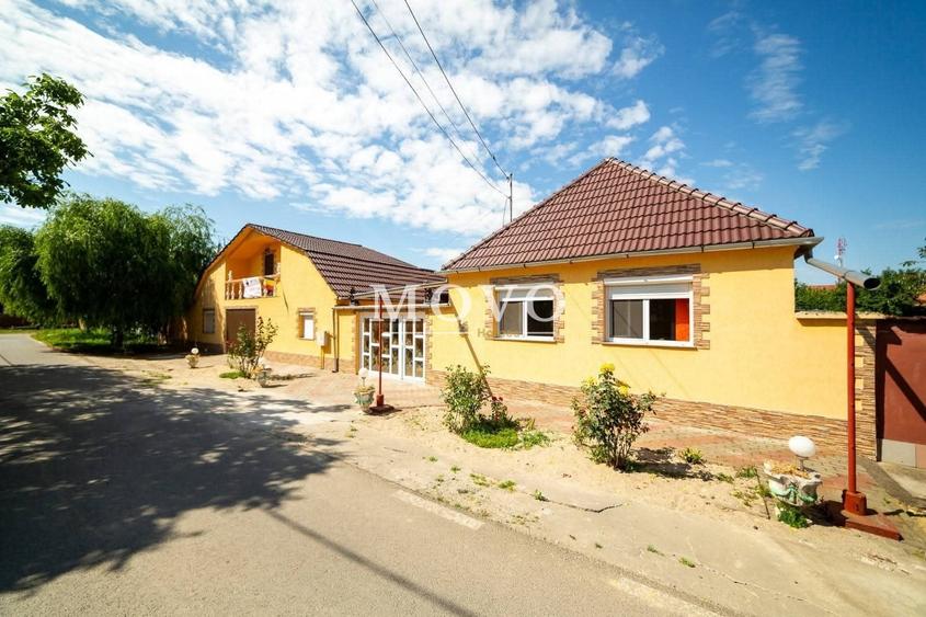 Casă individuală cu 10 camere cu Canalizare în Sântana