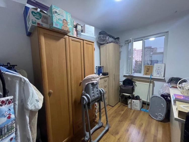 Apartament cu 3 camere semidecomandat în Craiovița Nouă