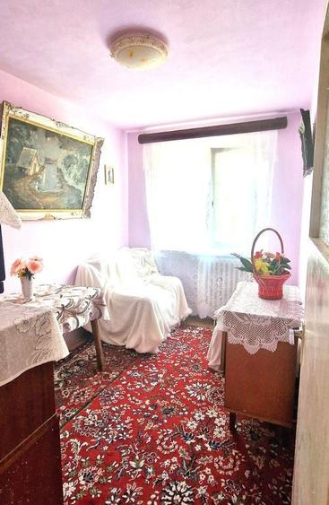Apartament cu 3 camere semidecomandat în Km 4