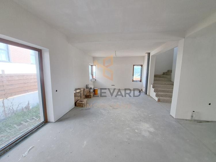 Duplex cu 4 camere cu Canalizare în Florești