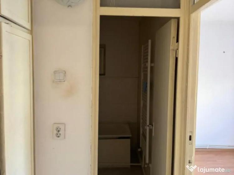 Apartament cu 2 camere semidecomandat în Rovine