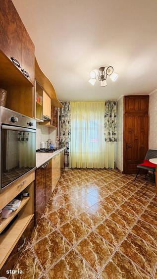 Apartament cu 4 camere decomandat în Piața Centrală