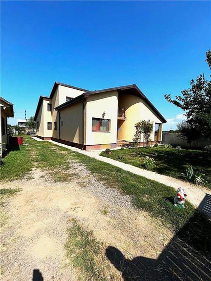 Casă individuală cu 5 camere cu Canalizare în Lacu Sărat