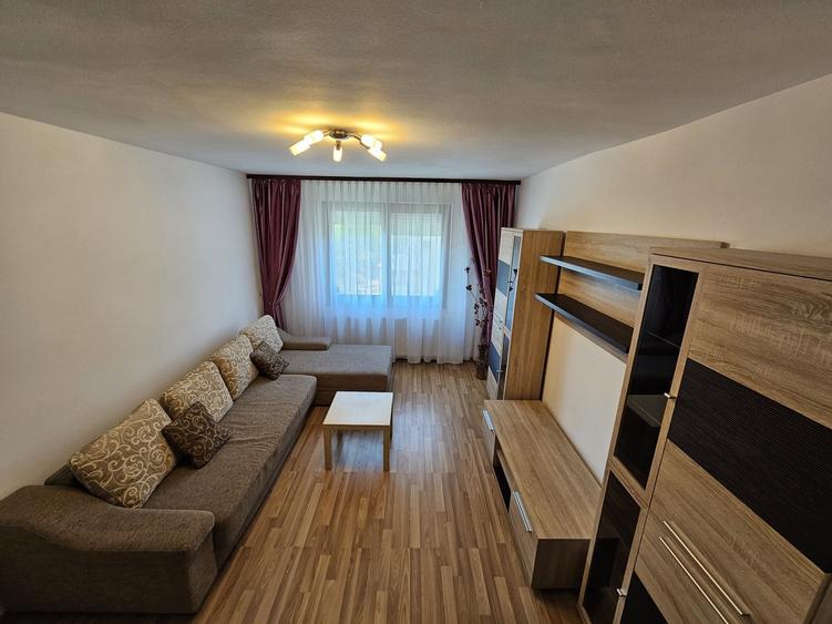 Apartament cu 3 camere decomandat în Budiu Mic