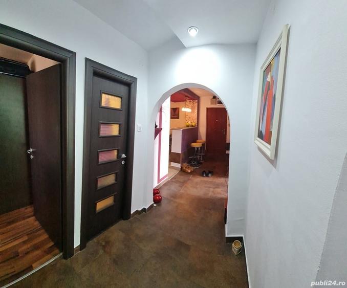 Apartament cu 4 camere decomandat în Tractorul