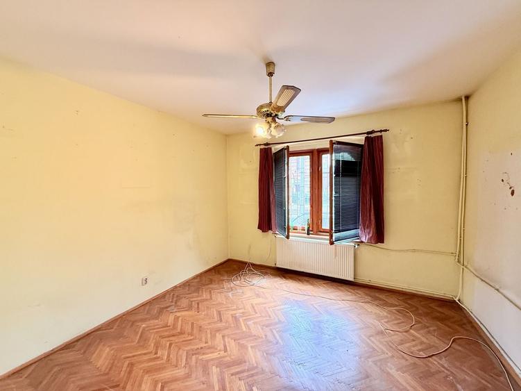Casă cu 6 camere cu Canalizare în Regie