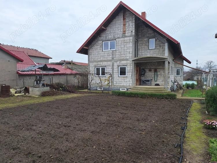 Casă cu 5 camere cu Teren 950 Mp în Valu lui Traian