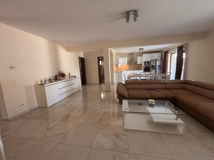 Casă cu 3 camere decomandat în Sântandrei