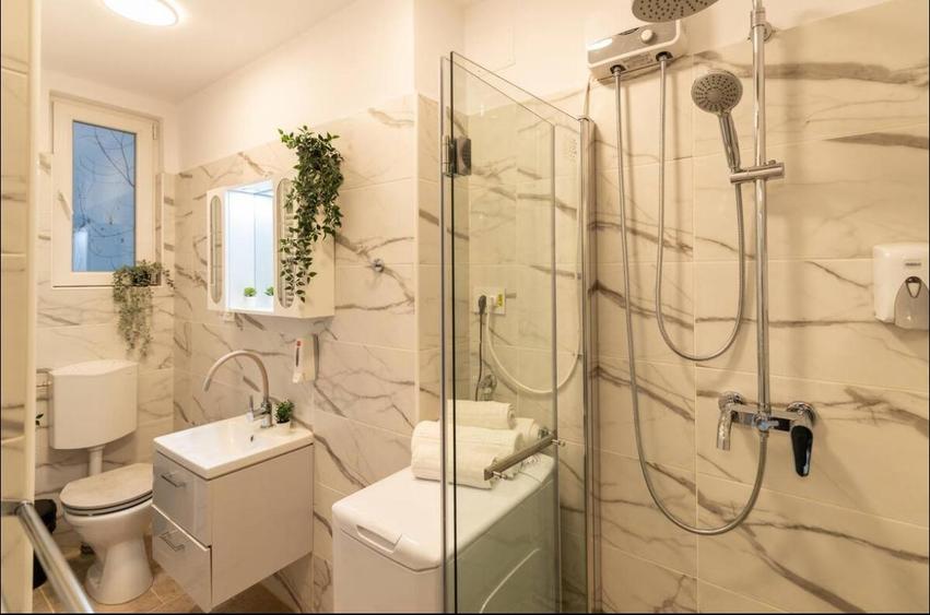Apartament cu 3 camere semidecomandat în P-ța Romană