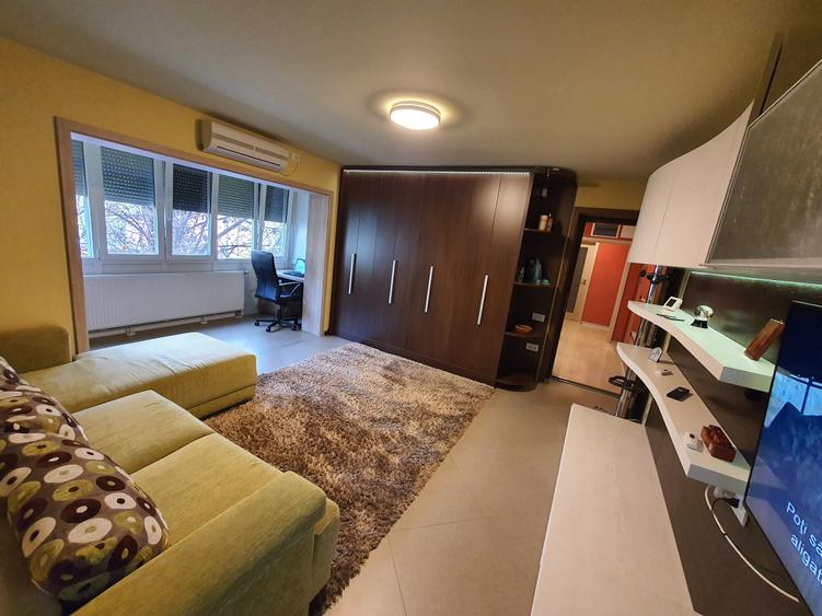 Apartament cu 3 camere semidecomandat, mobilat în Complex Studențesc