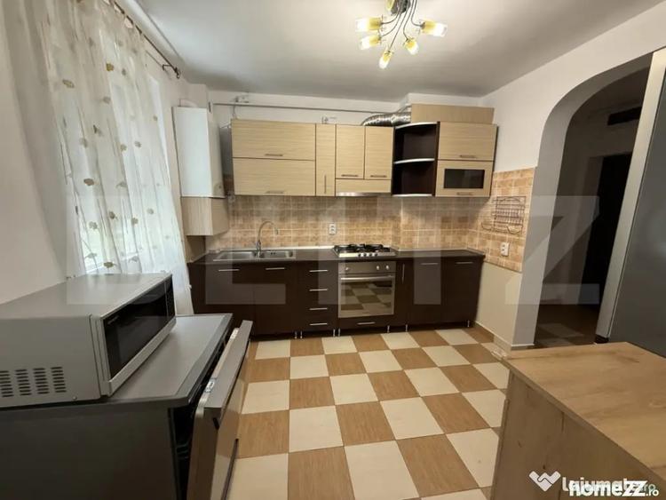 Apartament cu 3 camere semidecomandat în Micro 14