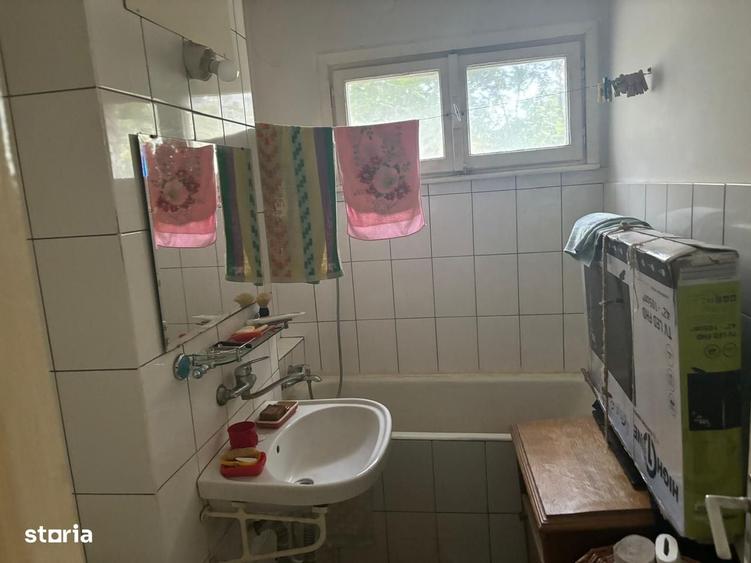 Apartament cu 3 camere decomandat în Podu Roș