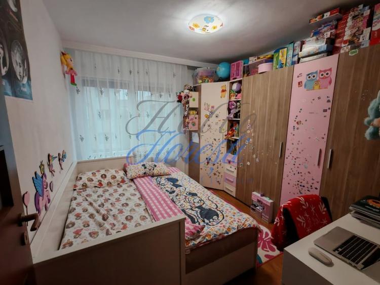 Apartament cu 3 camere semidecomandat, mobilat în Florești