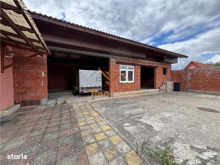 Spațiu comercial, de 320 mp, în Groși