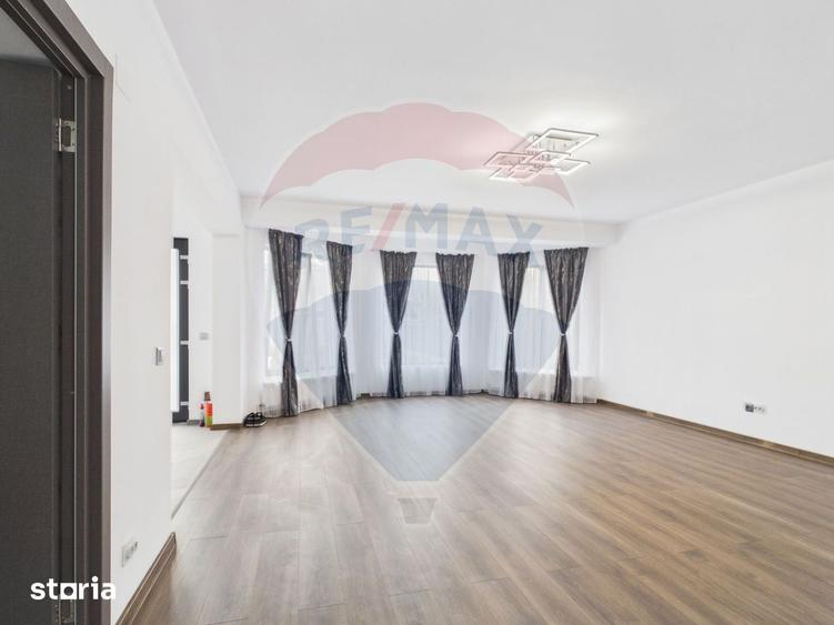 Casă cu 5 camere cu Teren 457 Mp în Vărăști