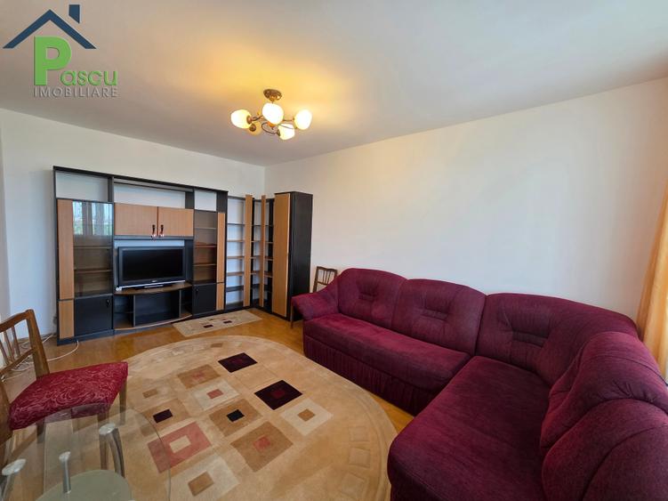 Apartament cu 3 camere decomandat în Pajura