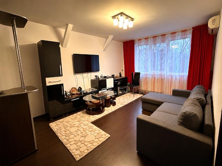 Apartament cu 3 camere decomandat, mobilat în Titan