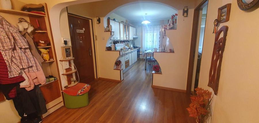Apartament cu 3 camere decomandat, mobilat în Caransebeș