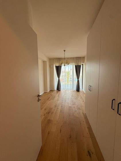 Apartament cu 4 camere decomandat, mobilat în Băneasa