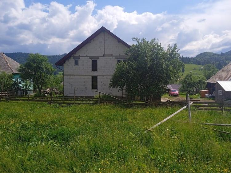 Casă individuală cu 5 camere cu Teren 10000 Mp în Lunca Ilvei