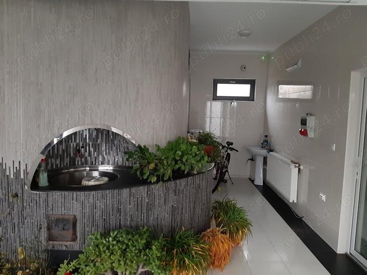 Casă cu 6 camere cu Teren 3500 Mp în Cireșu