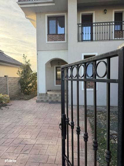 Casă cu 4 camere în Dumbrăvița