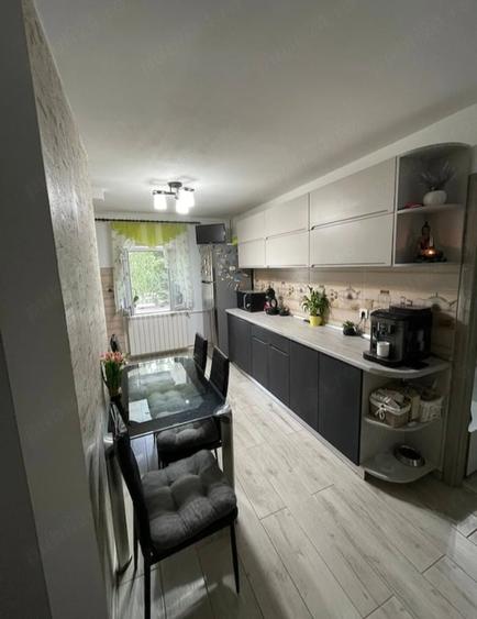 Apartament cu 3 camere decomandat în Baicului