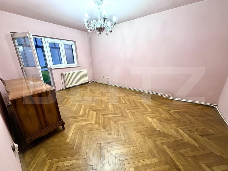 Apartament cu 4 camere decomandat în Cetate