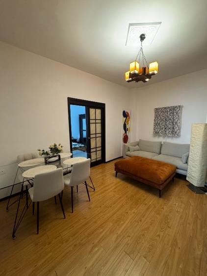 Apartament cu 3 camere semidecomandat, mobilat în Decebal