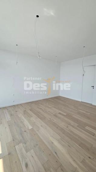 Penthouse cu 4 camere decomandat în 13 Septembrie