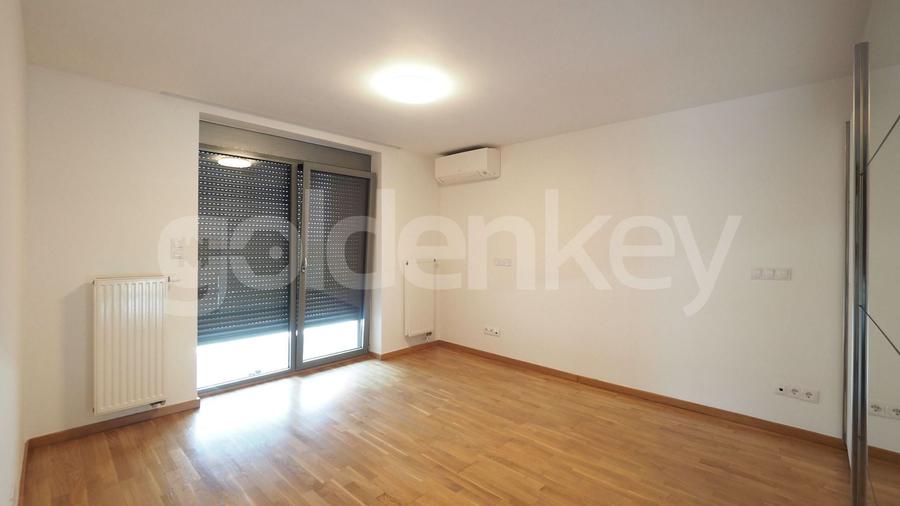 Apartament cu 4 camere semidecomandat în Băneasa