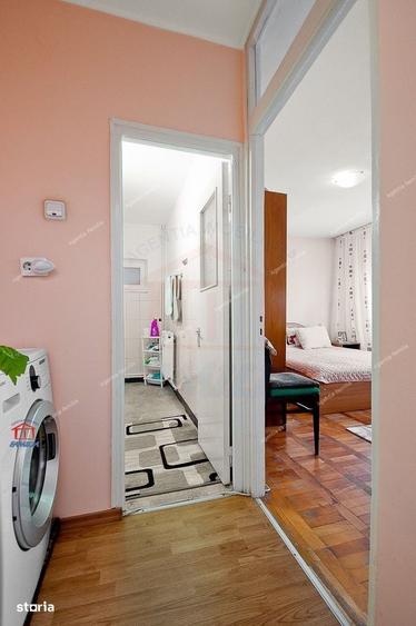 Apartament cu 4 camere decomandat în Micro 17