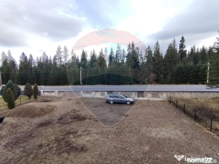 Casă cu 8 camere cu Teren 1000 Mp în Poiana Stampei