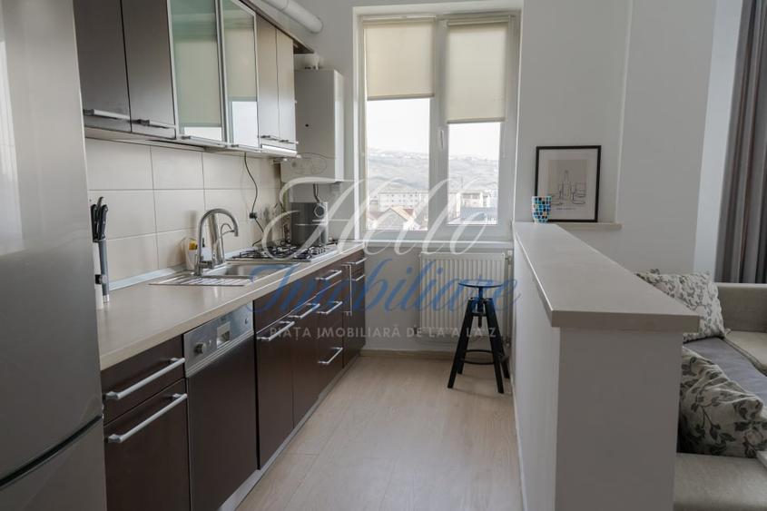 Apartament cu 3 camere semidecomandat, mobilat în Iris