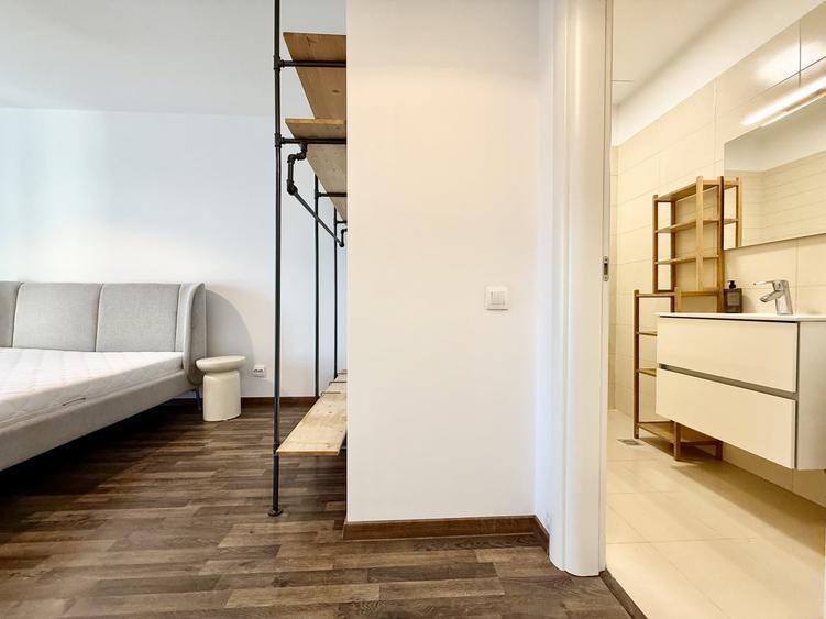 Apartament cu 3 camere semidecomandat, mobilat în Băneasa